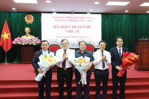 Ông Hà Trung Chiến (người đầu tiên bên trái), Bí thư Đảng uỷ, phường Tô Hiệu được bầu giữ chức vụ Phó Chủ tịch UBND tỉnh Sơn La.