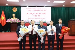 Ông Hà Trung Chiến (người đầu tiên bên trái), Bí thư Đảng uỷ, phường Tô Hiệu được bầu giữ chức vụ Phó Chủ tịch UBND tỉnh Sơn La.