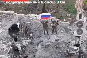 Binh sĩ Nga giương cờ ở Siversk - địa bàn quan trọng ở Donbass.