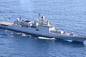 Tàu khu trục INS Trishul (F43), trang bị hệ thống tên lửa phòng không Shtil-1.