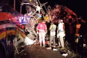 Hiện trường vụ tai nạn ô tô nghiêm trọng ở Uganda, ngày 22/10/2025.