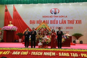 Bà Bùi Thị Minh Hoài tặng hoa chúc mừng Đại hội.