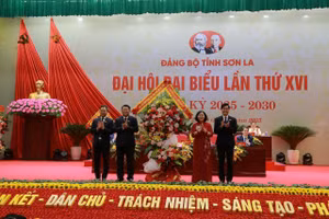 Bà Bùi Thị Minh Hoài tặng hoa chúc mừng Đại hội.