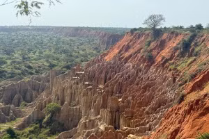 Những khối đá nguyên khối cao chót vót nhô ra khỏi vùng cao nguyên Pungo Andongo