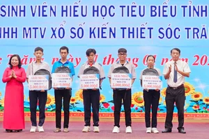 Công ty TNHH MTV XSKT Sóc Trăng đồng hành với học sinh hoàn cảnh khó khăn. Ảnh: Xuân Lương.