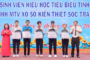 Công ty TNHH MTV XSKT Sóc Trăng đồng hành với học sinh hoàn cảnh khó khăn. Ảnh: Xuân Lương.
