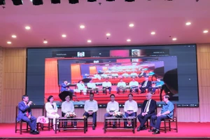 Nhà báo Trần Cao, Phó Tổng Biên tập Báo Nông nghiệp và Môi trường (người đầu tiên bên trái) dẫn Tọa đàm tại diễn đàn.