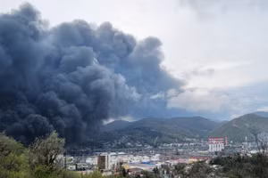 Khói bốc lên trên thành phố Tuapse, Nga, sau các cuộc tấn công UAV Ukraine, ngày 21/4/2026.