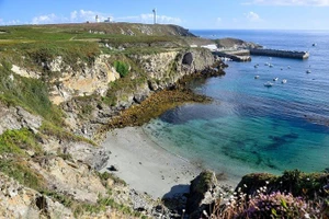 Ouessant, một hòn đảo xa xôi ngoài khơi bờ biển Brittany của Pháp, được biết đến là hòn đảo hoang dã nguyên sơ nhưng đầy quyến rũ.