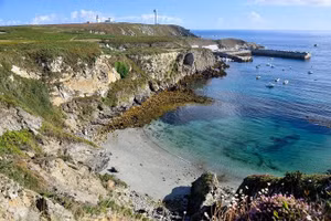 Ouessant, một hòn đảo xa xôi ngoài khơi bờ biển Brittany của Pháp, được biết đến là hòn đảo hoang dã nguyên sơ nhưng đầy quyến rũ.