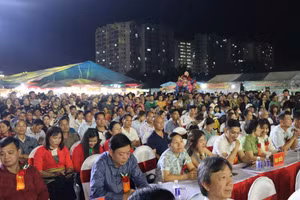 Rất đông người dân và du khách đến trải nghiệm lễ hội cá tôm.