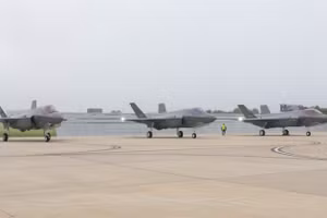 3 chiến đấu cơ F-35A thế hệ thứ năm do Mỹ sản xuất tại Căn cứ Không quân Chiến thuật số 32 ở Lask, Ba Lan, ngày 22/5/2026.