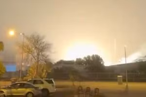 Tên lửa đạn đạo Iran tấn công trụ sở Hạm đội 5 của Mỹ tại Bahrain, ngày 2/4/2026.