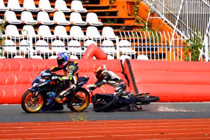 Hấp dẫn giải đua xe mô tô tại sân vận động Cần Thơ. (Ảnh: T.P)