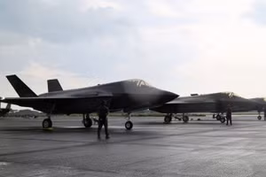 3 máy bay chiến đấu F-35B đầu tiên của JASDF hiện diện tại Căn cứ Không quân Nyutabaru.