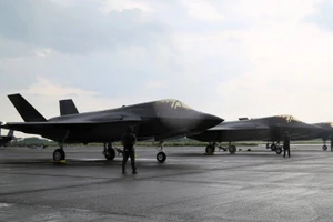 3 máy bay chiến đấu F-35B đầu tiên của JASDF hiện diện tại Căn cứ Không quân Nyutabaru.