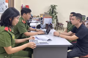 Đối tượng Dũng tại Cơ quan Công an (người đầu tiên bên trái)