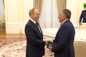 Tổng thống Nga Vladimir Putin (trái) và Đặc phái viên Tổng thống Mỹ, Steve Witkoff.