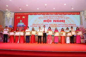 Lãnh đạo UBND tỉnh Sơn La chuyển trao Bằng khen của Thủ tướng Chính phủ cho các cá nhân.