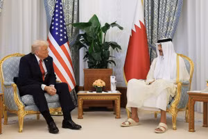 Tổng thống Mỹ Donald Trump tham dự cuộc họp với Quốc vương Qatar Tamim bin Hamad al Thani tại Amiri Diwan, tại Doha, Qatar, ngày 14/5/2025.