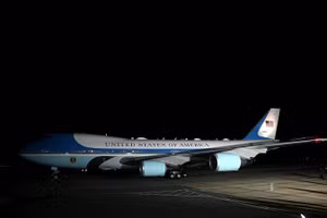 Chuyên cơ Không lực Một chở Tổng thống Mỹ Donald Trump hạ cánh ở sân bay Stansted, Essex, ngày 16/9/2025.