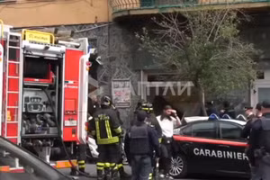 Lực lượng chức năng có mặt tại hiện trường vụ cướp ngân hàng ở thành phố Naples, Ý, ngày 16/4/2026.