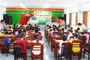 Thầy cô tận tâm giảng dạy, học sinh say mê học tập trong không gian thân thiện và đầy sự gần gũi. Ảnh: Cao Huyền.