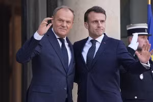 Thủ tướng Ba Lan Donald Tusk (trái) và Tổng thống Pháp Emmanuel Macron.