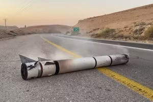 Phóng viên Nic Robertson của CNN đang đưa tin về hoạt động quân sự đáp trả nhau giữa Tehran và Tel Aviv thì chứng kiến một tên lửa bị bắn hạ ở Israel.