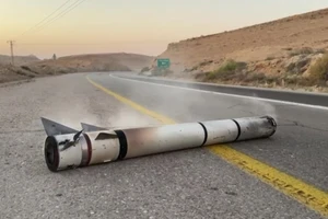 Phóng viên Nic Robertson của CNN đang đưa tin về hoạt động quân sự đáp trả nhau giữa Tehran và Tel Aviv thì chứng kiến một tên lửa bị bắn hạ ở Israel.