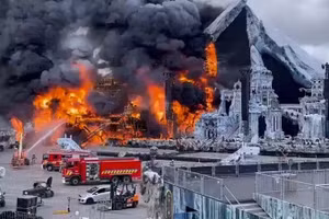 Hiện trường sân khấu chính của lễ hội Tomorrowland bốc cháy ngùn ngụt, ngày 16/7/2025.