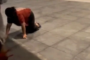 Một hành khách Sân bay Quốc tế Hồng Kông bị bão Wipha quật ngã, phải quỳ gối bò, ngày 20/7/2025.