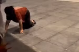 Một hành khách Sân bay Quốc tế Hồng Kông bị bão Wipha quật ngã, phải quỳ gối bò, ngày 20/7/2025.