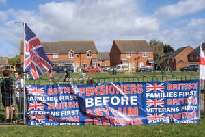 Cư dân tại Crowborough phản đối kế hoạch của Bộ Nội vụ Anh tiếp nhận 600 người xin tị nạn tại căn cứ bỏ hoang.