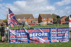 Cư dân tại Crowborough phản đối kế hoạch của Bộ Nội vụ Anh tiếp nhận 600 người xin tị nạn tại căn cứ bỏ hoang.