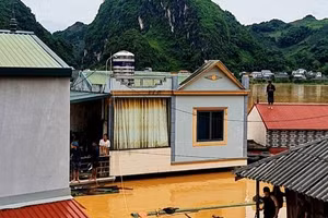 Nhiều ngôi nhà của người dân ở Thuận Châu bị ngập tới nóc do mưa lũ.