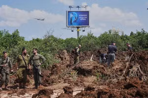 Hành khách chờ đợi bên ngoài sân bay Ben Gurion vì các chuyến bay bị gián đoạn, ngày 4/5/2025.