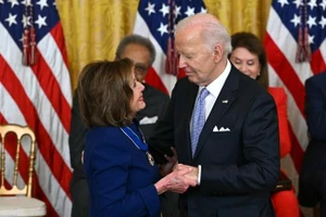 Cựu Chủ tịch Hạ viện Mỹ Nancy Pelosi (trái) và Tổng thống Joe Biden