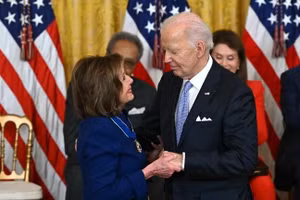 Cựu Chủ tịch Hạ viện Mỹ Nancy Pelosi (trái) và Tổng thống Joe Biden