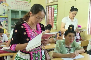 Các học viên được giáo viên hướng dẫn tập đọc tại lớp học.