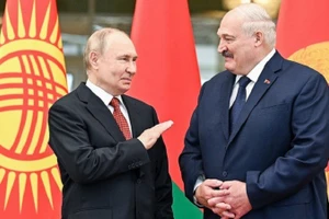 Tổng thống Nga Vladimir Putin (trái) và Tổng thống Belarus Alexander Lukashenko.