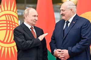 Tổng thống Nga Vladimir Putin (trái) và Tổng thống Belarus Alexander Lukashenko.