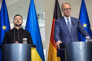 Tổng thống Ukraine Vladimir Zelensky (trái) và Thủ tướng Đức Friedrich Merz tham dự cuộc họp báo tại Berlin, ngày 14/4/2026.