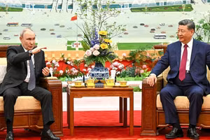 Tổng thống Nga Vladimir Putin (trái) và Chủ tịch Trung Quốc Tập Cận Bình dùng trà sau cuộc gặp tại Đại lễ đường Nhân dân ở Bắc Kinh, ngày 20/5/2026.