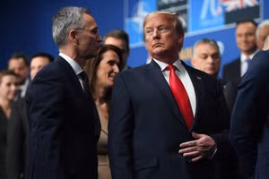 Tổng thống Mỹ Donald Trump (phải) và Cựu Tổng thư ký NATO Jens Stoltenberg.