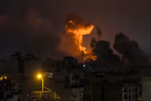 Khói đen bốc cao trên bầu trời Tehran sau một cuộc tấn công của Israel, ngày 28/3/2026.