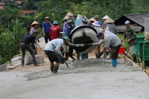 Người dân phường Chiềng Sinh, góp ngày công làm đường nông thôn mới