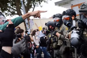 Các đặc vụ liên bang và những người biểu tình ủng hộ nhập cư ở Portland, Oregon, ngày 4/10/2025.