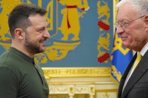 Tổng thống Ukraine Vladimir Zelensky (trái) và đặc phái viên của Tổng thống Mỹ về Ukraine và Nga, Keith Kellogg.