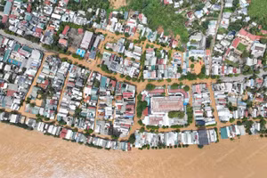 Nhiều ngôi nhà ven sông Mã bị ngập sâu.